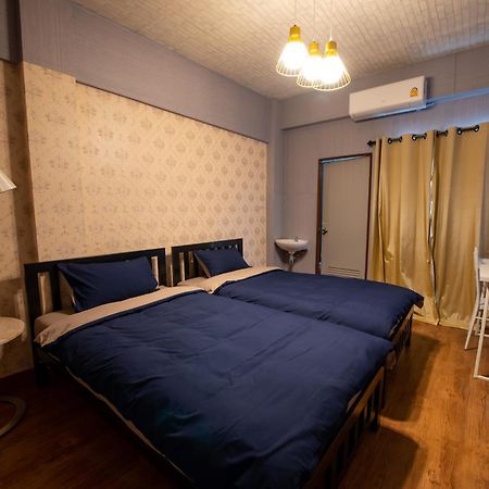 Bt Fifty Hotel Bangkok Bagian luar foto