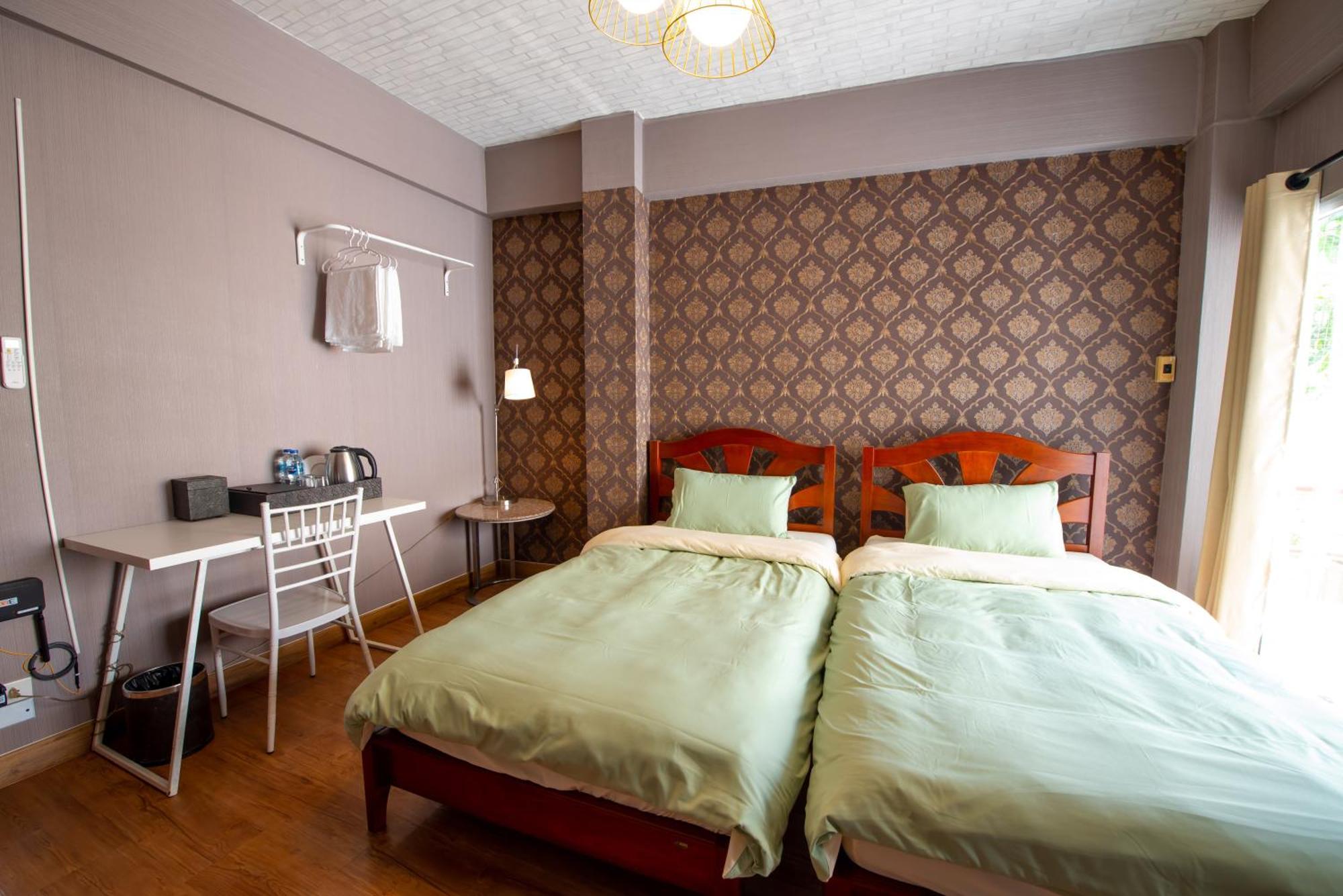 Bt Fifty Hotel Bangkok Bagian luar foto